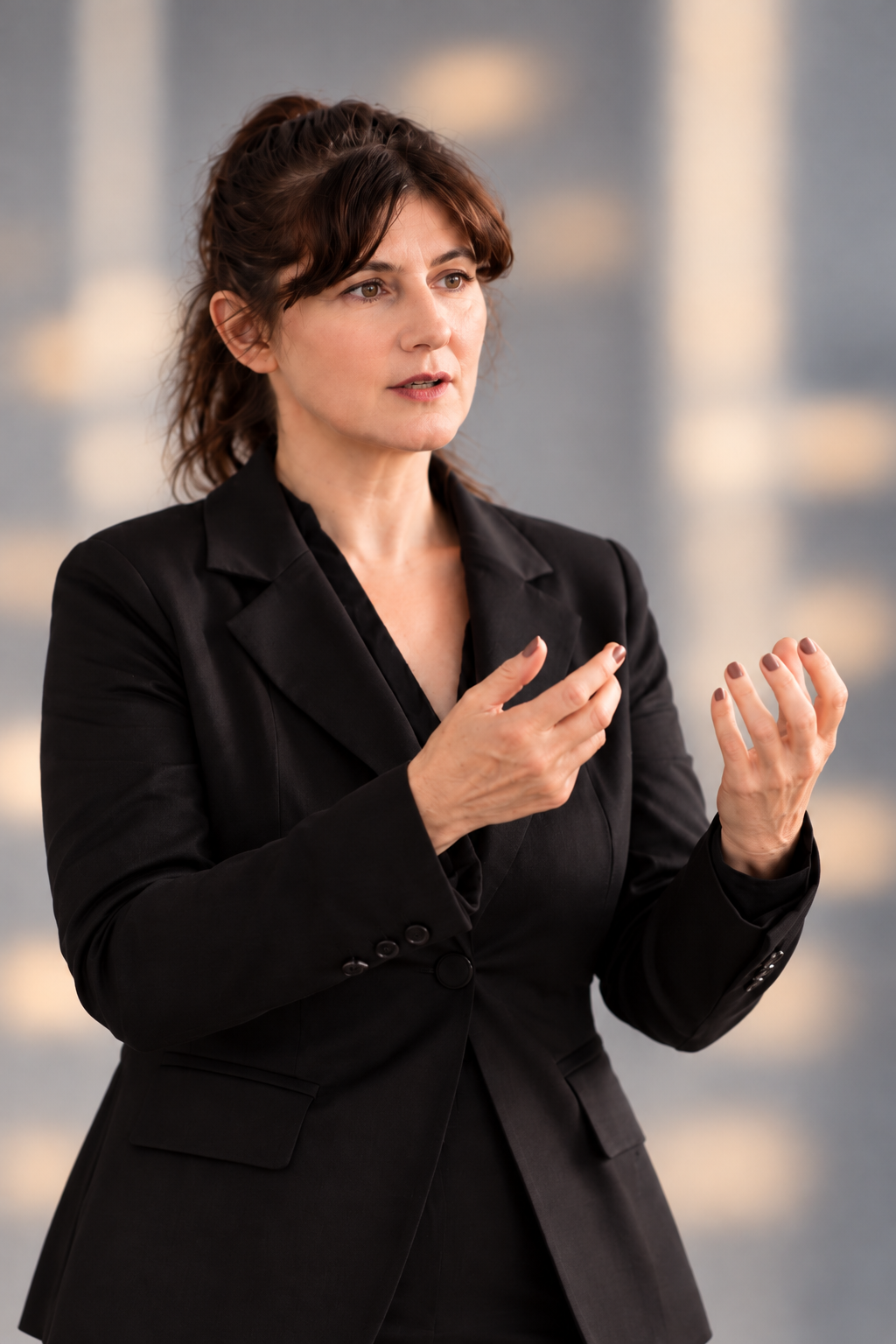 Dr. Arlena Jung, Organisationsberaterin bei ChangeLab, mit konzentriertem Gesichtsausdruck und gestikulierenden Händen
