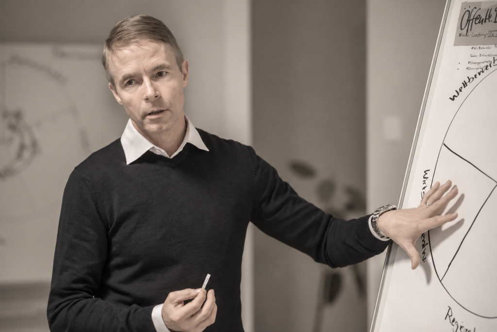 ChangeLab-Teamcoach am Flipchart.